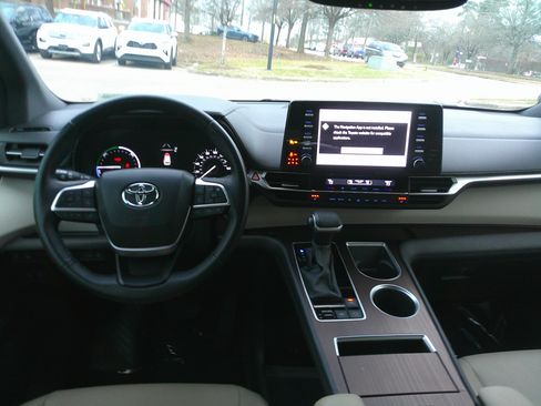 Used 2024 Toyota Sienna XLE image 32