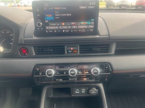 Used 2025 Honda Pilot TrailSport image 17