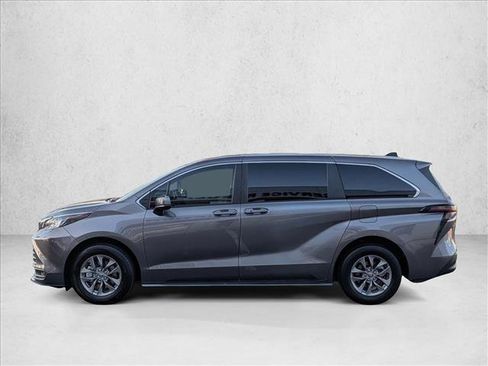 Used 2024 Toyota Sienna LE FWD image 9