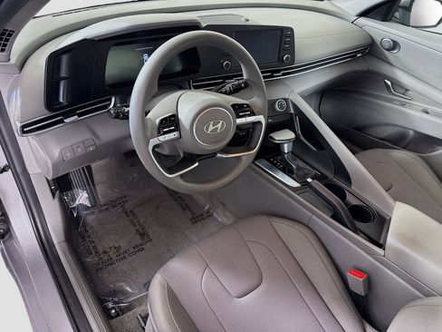 Used 2025 Hyundai Elantra SE image 22