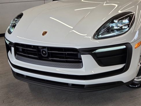 Used 2025 Porsche Macan Base image 24