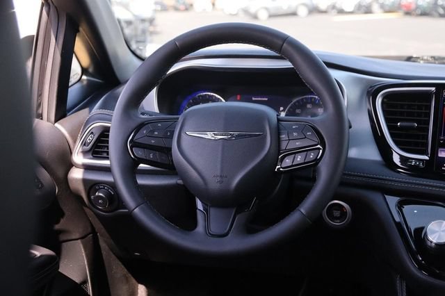 Used 2025 Chrysler Pacifica Limited FWD image 27