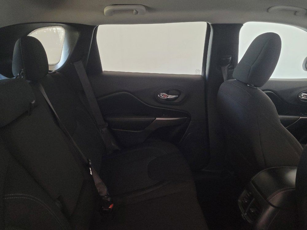 Used 2019 Jeep Cherokee Latitude w/ Popular Appearance Group FWD image 19