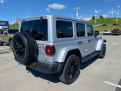 Used 2023 Jeep Wrangler Unlimited Sahara w/ Cold Weather Group AWD/4WD image 3