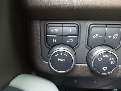 Used 2022 Chevrolet Suburban LT image 10