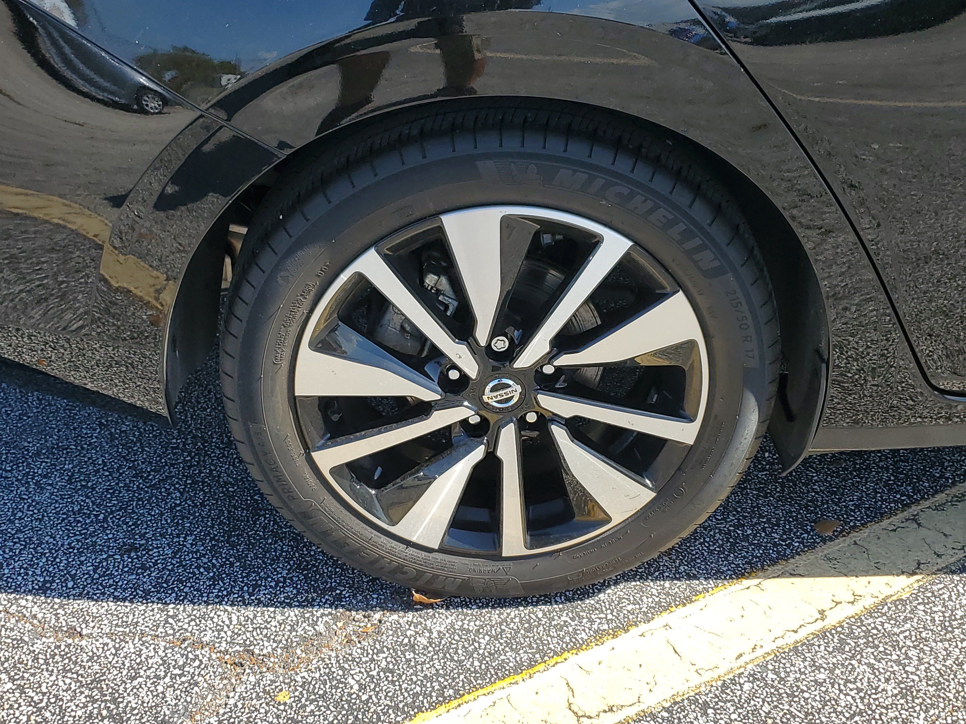 Used 2023 Nissan Sentra SV w/ SV Premium Package FWD image 5