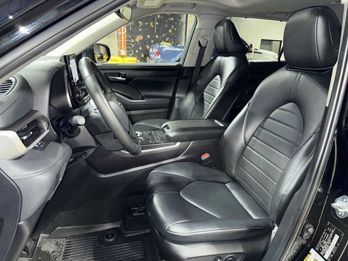 Certified 2024 Toyota Highlander XLE AWD/4WD image 15