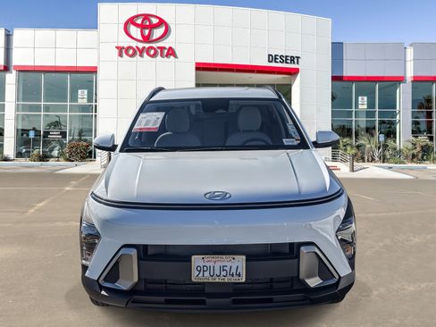 Used 2025 Hyundai Kona SEL FWD image 2