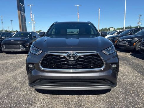 Used 2021 Toyota Highlander Platinum AWD/4WD image 2