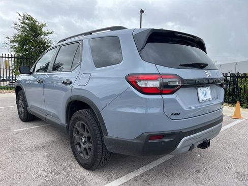 Used 2025 Honda Pilot TrailSport image 6