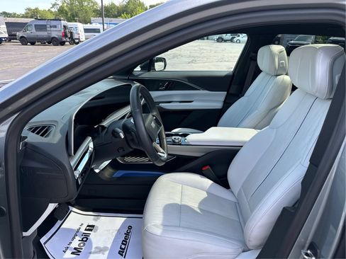 Certified 2024 Cadillac Lyriq Luxury AWD/4WD image 9