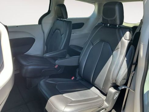 Used 2024 Chrysler Pacifica Touring-L FWD image 13