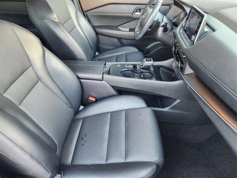 Used 2023 Nissan Rogue SV w/ SV Premium B Package image 10