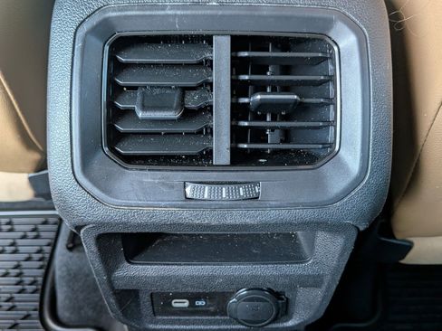 Used 2022 Volkswagen Tiguan SE image 31