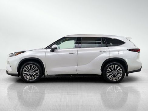 Used 2024 Toyota Highlander Platinum AWD/4WD image 2