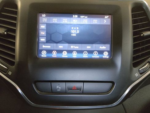 Used 2019 Jeep Cherokee Latitude Plus w/ Comfort/Convenience Group FWD image 25