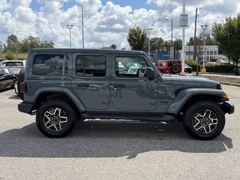 Used 2026 Jeep Wrangler Unlimited Sahara AWD/4WD image 11