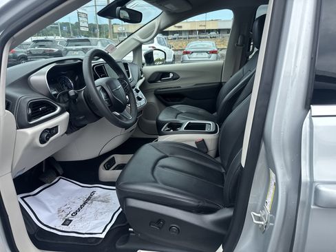 Used 2024 Chrysler Pacifica Limited FWD image 12