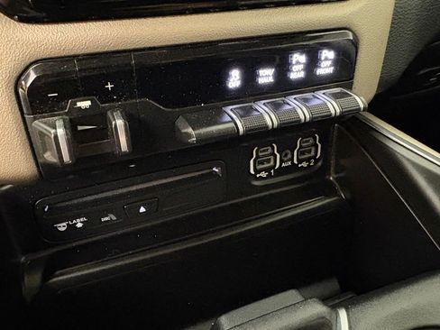 Used 2019 RAM 1500 Laramie AWD/4WD image 34