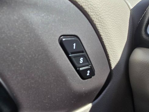 Used 2023 Chrysler Pacifica Touring-L AWD/4WD image 23