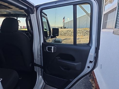 Used 2023 Jeep Wrangler Unlimited image 20