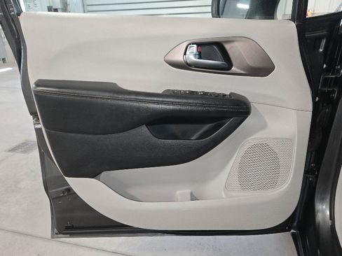 Used 2019 Chrysler Pacifica L FWD image 10