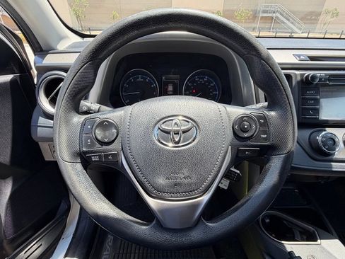 Used 2018 Toyota RAV4 LE FWD image 12
