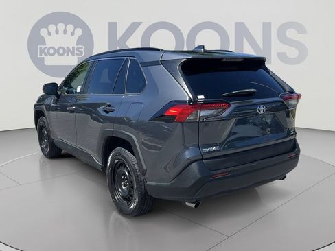 Used 2021 Toyota RAV4 LE AWD/4WD image 4
