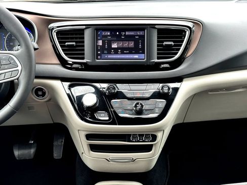 Used 2024 Chrysler Voyager LX FWD image 30