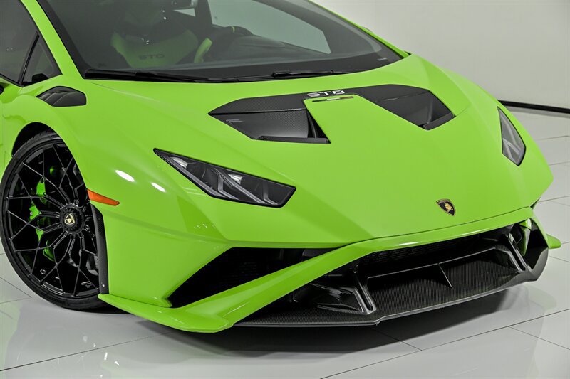 Used 2022 Lamborghini Huracan STO RWD image 2