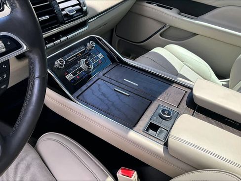 Used 2019 Lincoln Navigator Select w/ Technology Package AWD/4WD image 15