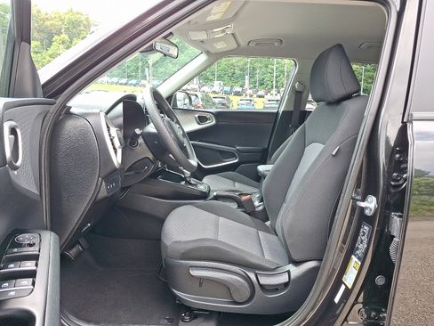 Used 2025 Kia Soul LX FWD image 13