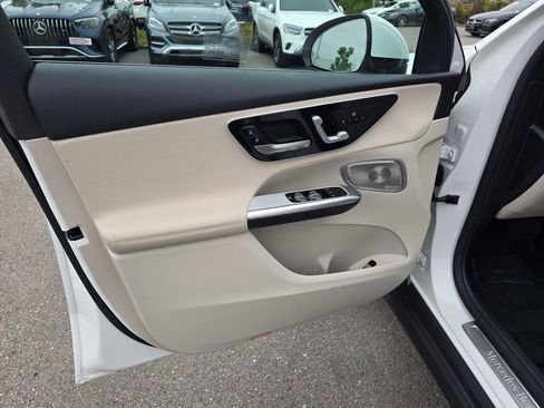 Used 2025 Mercedes-Benz GLC 300 4MATIC image 19