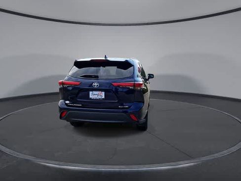 Used 2022 Toyota Highlander XLE AWD/4WD image 7