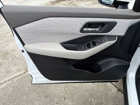 Used 2023 Nissan Rogue SV image 17