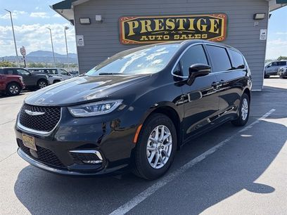 Used 2025 Chrysler Pacifica Select