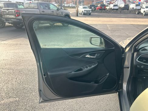 Used 2017 Chevrolet Malibu LT image 13