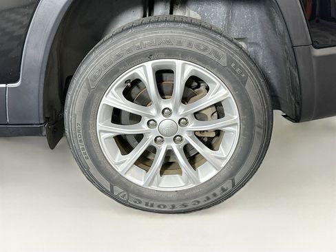 Used 2020 Jeep Cherokee Latitude w/ Cold Weather Group image 11