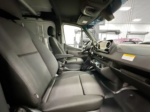 Used 2025 Mercedes-Benz Sprinter 2500 image 24
