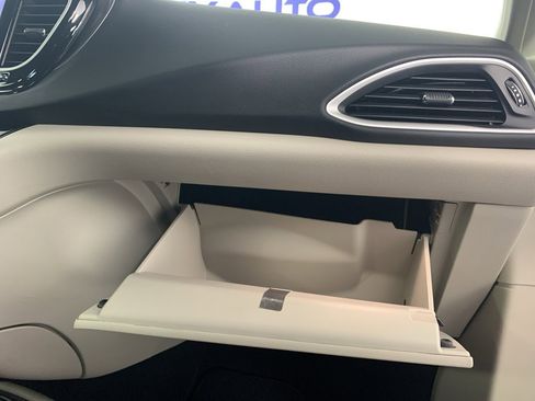 Used 2023 Chrysler Pacifica Touring-L image 43