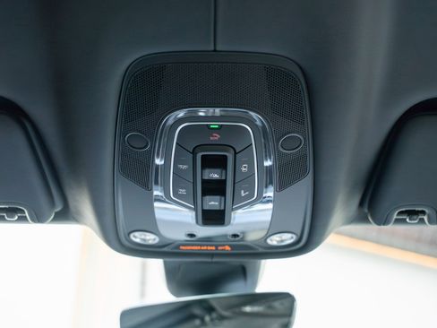 Used 2023 Bentley Bentayga Extended Wheelbase image 33