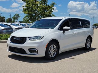 Used 2023 Chrysler Pacifica Touring-L FWD video 3