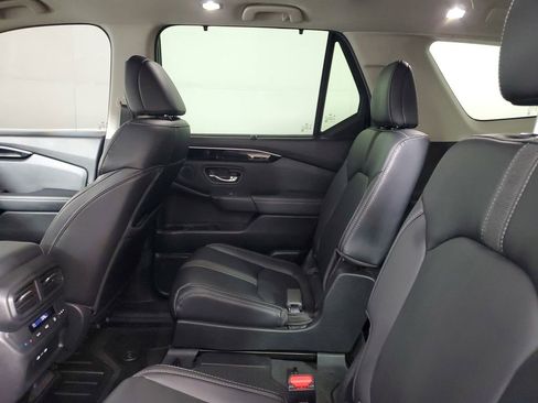 Used 2025 Honda Pilot Touring image 11
