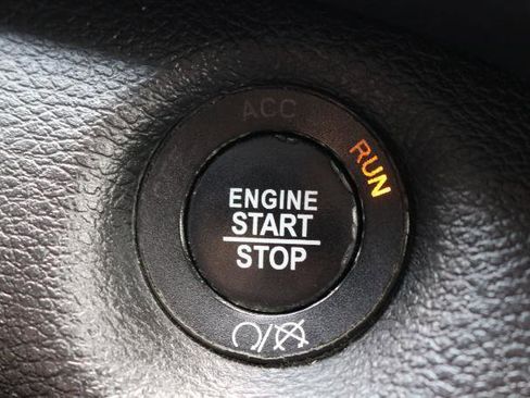 Used 2019 Jeep Cherokee Latitude Plus w/ Cold Weather Group AWD/4WD image 12