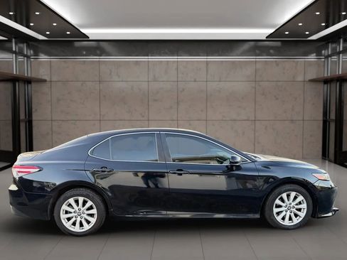 Used 2018 Toyota Camry LE FWD image 5