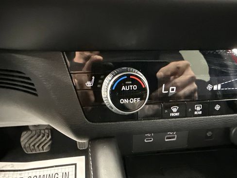 Used 2024 Mitsubishi Outlander AWD image 35
