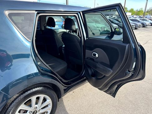 Used 2017 Kia Soul + image 10