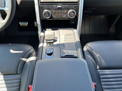 New 2025 Land Rover Discovery Dynamic SE image 23