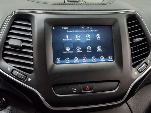 Used 2019 Jeep Cherokee Latitude Plus FWD image 17