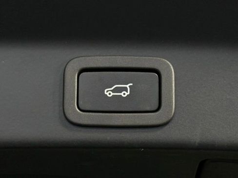 Used 2020 Jaguar F-PACE SVR image 19